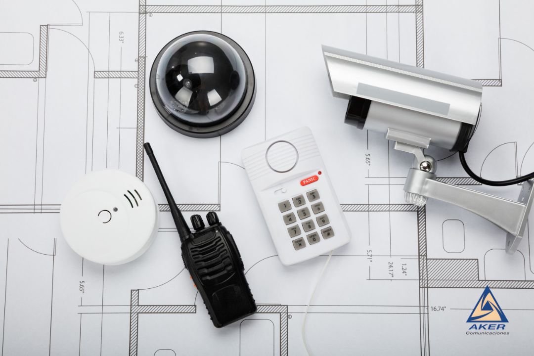 sistemas de seguridad electrónica integrados con CCTV, alarma y control de acceso en plano arquitectónico