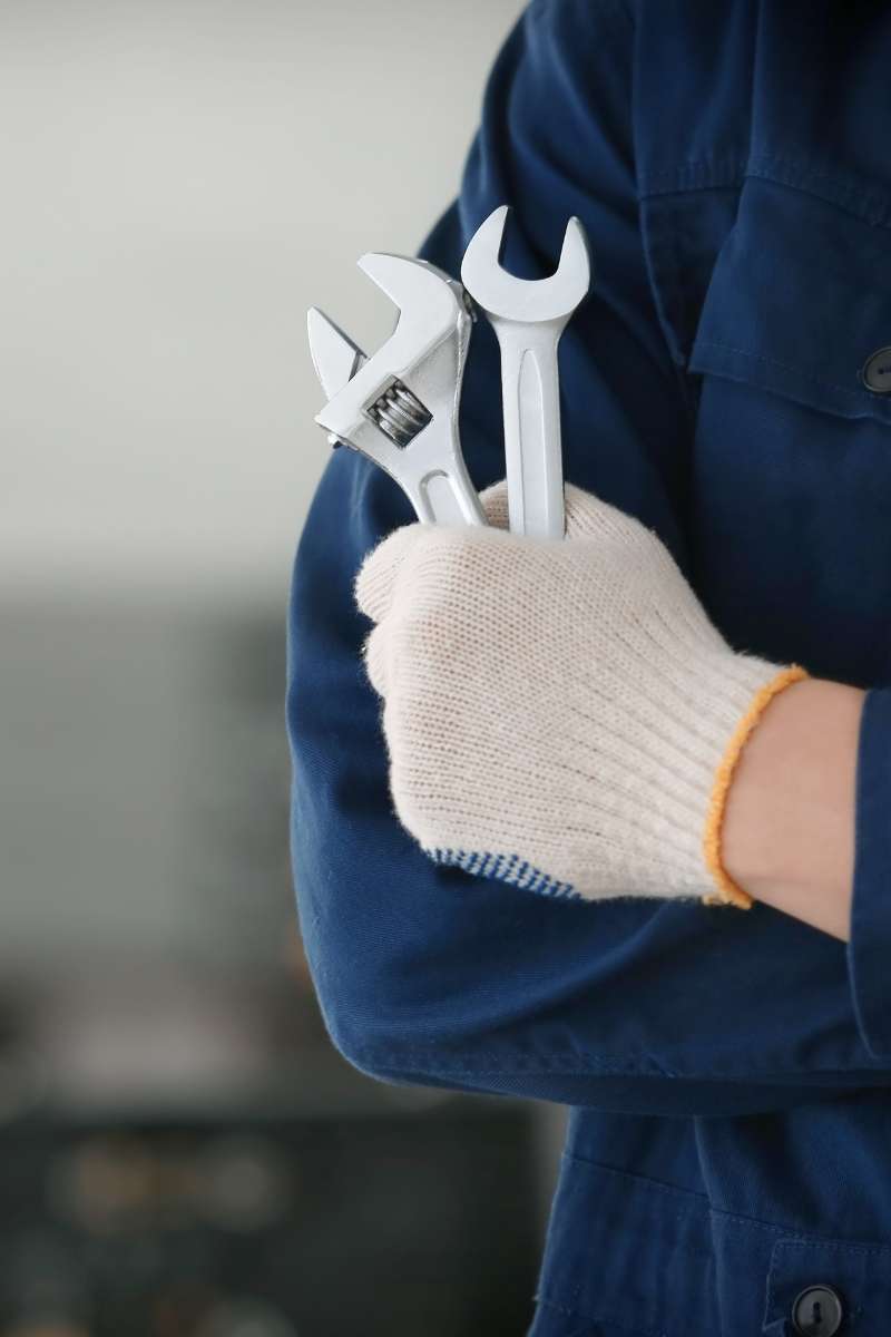 Tecnico dando mantenimiento de sistema CCTV en instalación empresarial