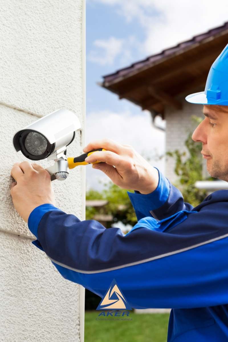técnico revisando sistema de cámaras de seguridad