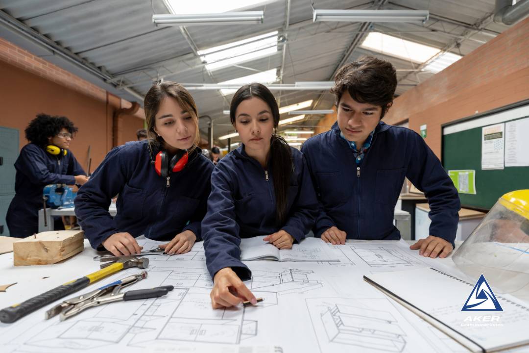 Equipo técnico diseñando sistema de seguridad electrónica con CCTV y control de acceso para empresa