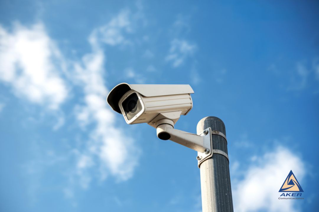 cámara de videovigilancia CCTV instalada en exterior para seguridad perimetral