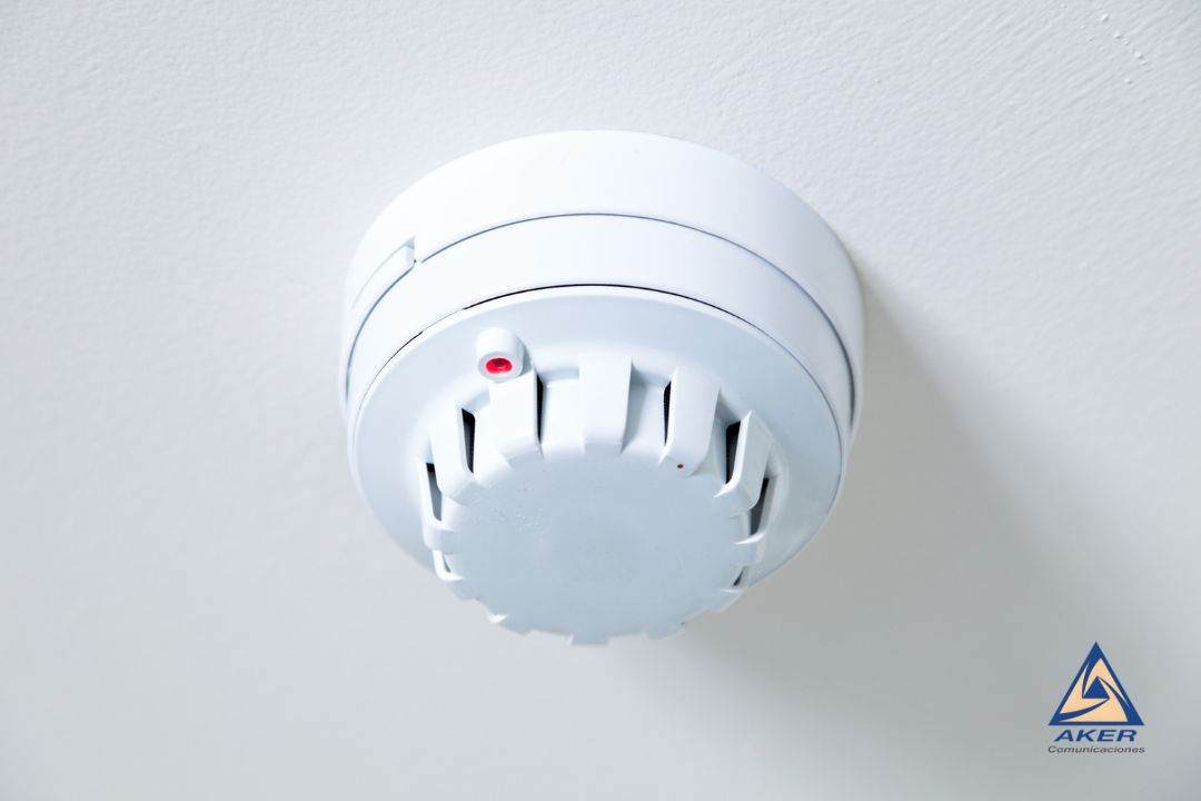 detector de humo en techo para sistema de detección de incendios en edificio