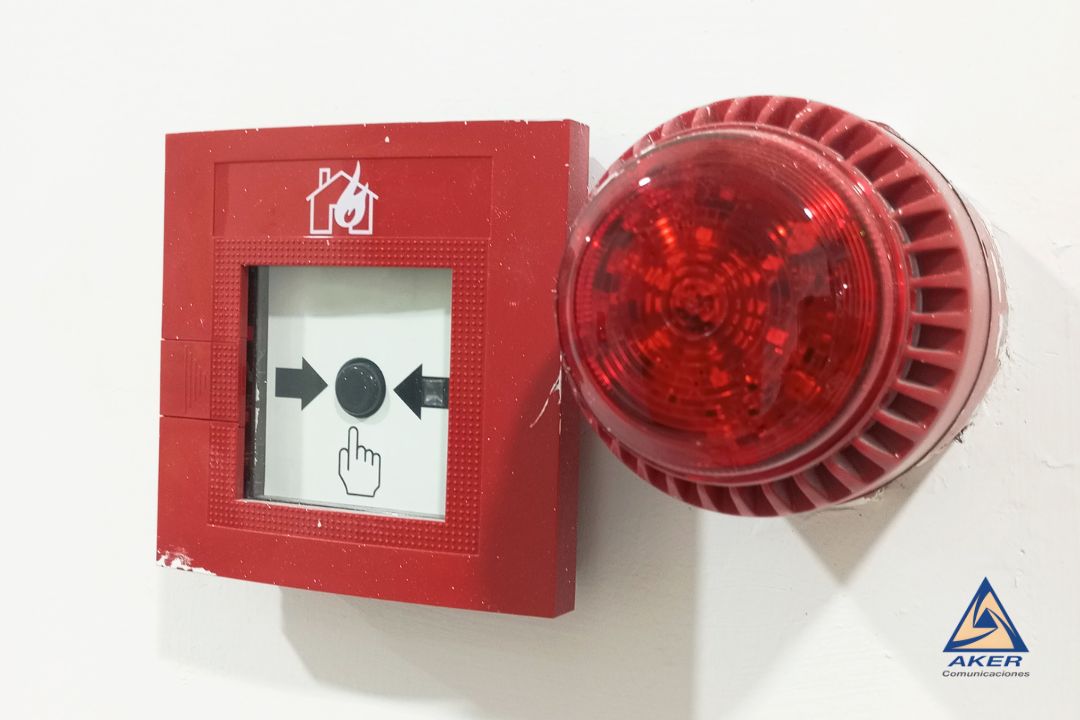alarma contra incendio con botón manual y sirena de emergencia en instalación