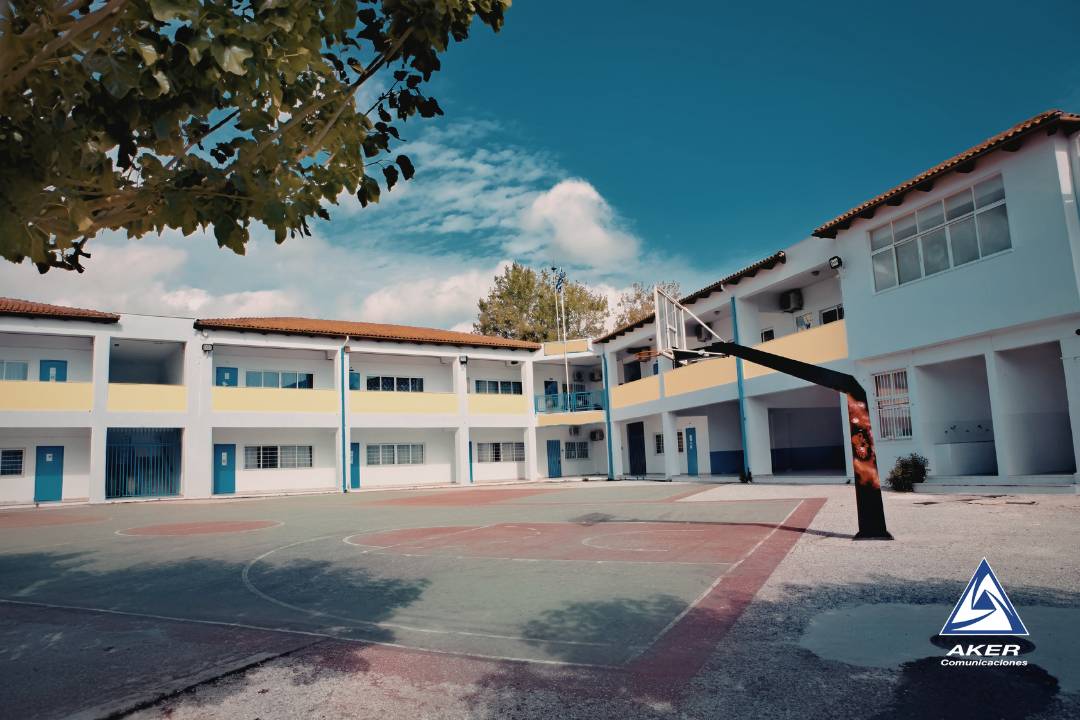 Sistema de seguridad electrónica en escuela con cámaras CCTV y control de acceso