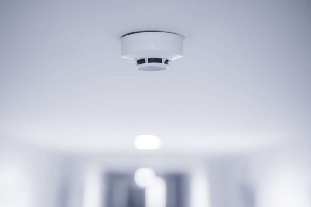 Sistema de detección de humo instalado en pasillo de edificio corporativo