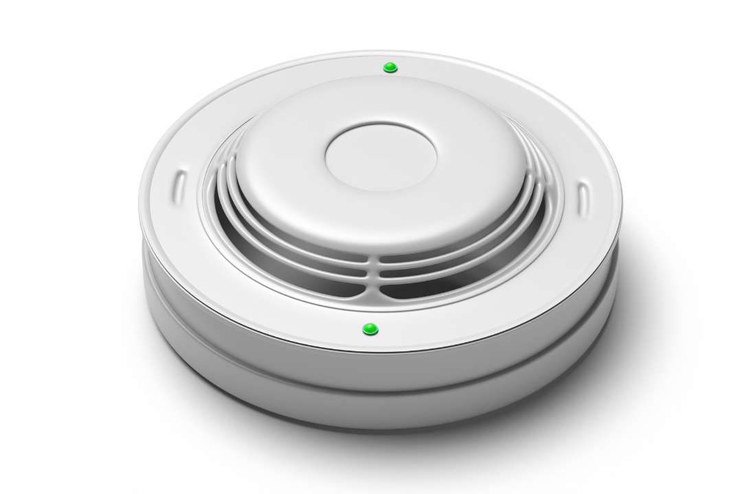 Detector de humo con indicador LED verde activo en sistema de seguridad