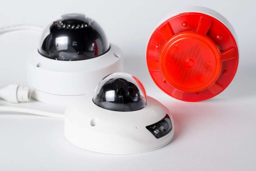 Sistema integral de seguridad con detectores de humo, cámaras CCTV y alarmas