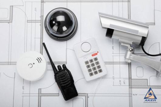 sistemas de seguridad electrónica integrados con CCTV, alarma y control de acceso en plano arquitectónico