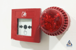 alarma contra incendio con botón manual y sirena de emergencia en instalación