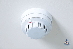 detector de humo en techo para sistema de detección de incendios en edificio